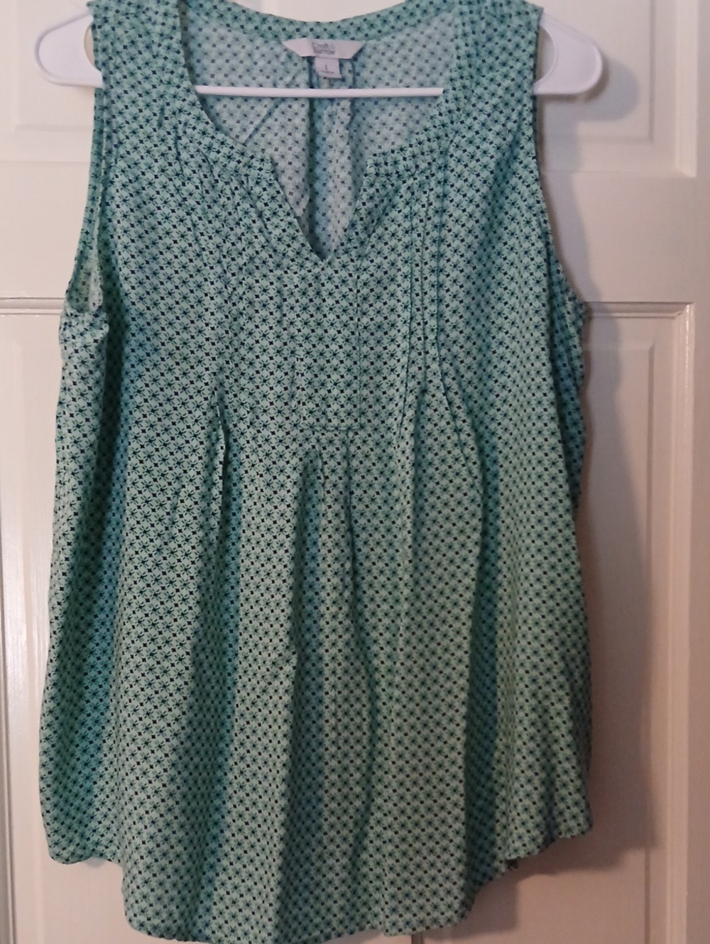 Sleeveless V-Neck Printed Tank Top - Mint Green With Black Star Pattern